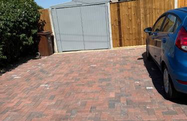 Modern 3 Bedroom House with Garden and Free Parking Long Stay Friendly - Foto 25