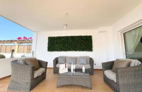 Villa Amorio a spacious modern getaway with a private heated pool & Sea Views - Foto 51