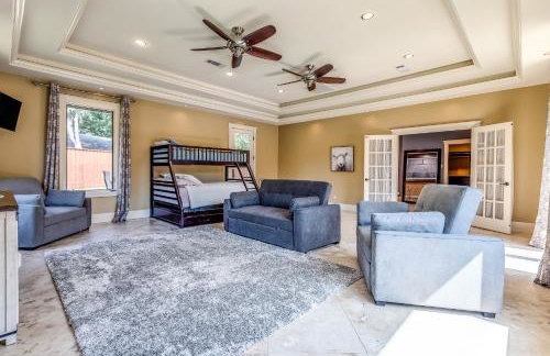 DFW Large Vacation Retreat with Private Pool and Hot Tub - Foto 40