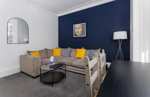 Flatzy - Sleeps 16 Near Football Ground & Ping Pong Table - Foto 19