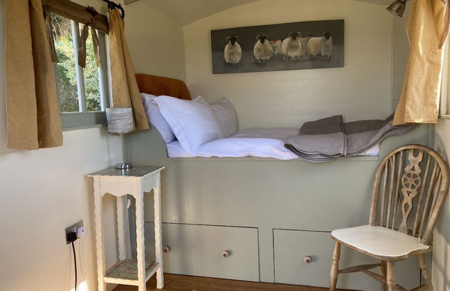 Outstandingly Situated Cosy Shepherds Hut - Photo 3