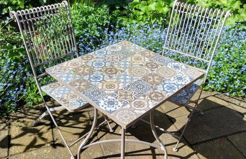 Cheerful, cosy, one bedroom home with patio and parking - Photo 10