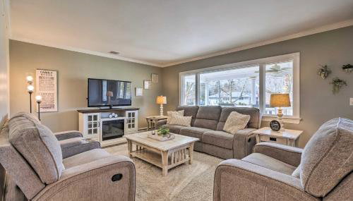 Mattituck Home with Fireplaces - Near Wineries - Foto 2