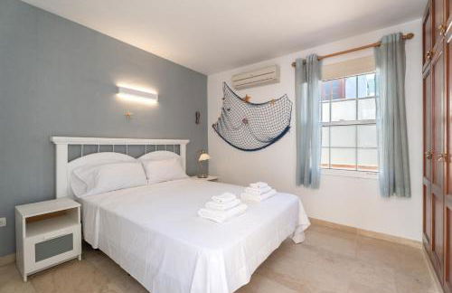 La Caleta Luxury Seaside Villa with 3 Bedrooms and Private Pool - Foto 12