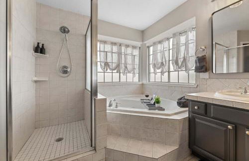 Gorgeous 6BR 3 5 Bth Home with Pool and Game Room - Photo 26