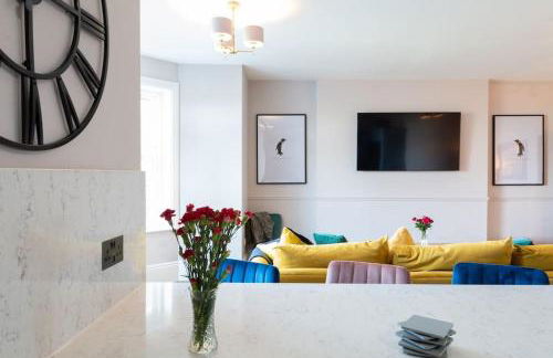 Warm Beachfront Getaway with Winter Ocean Views & Parking - Foto 84