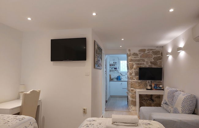 Homey 1-BR Apt - Photo 7