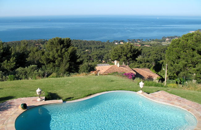 5 bedroom House in Carqueiranne with private pool and garden - Photo 2