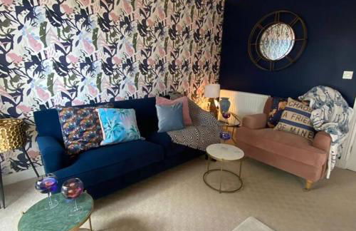 Luxury 4-5 Bed Home with Games Room and Balcony - Foto 3