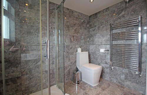 Queens Road - Luxury Spacious Home in Chester - Photo 24