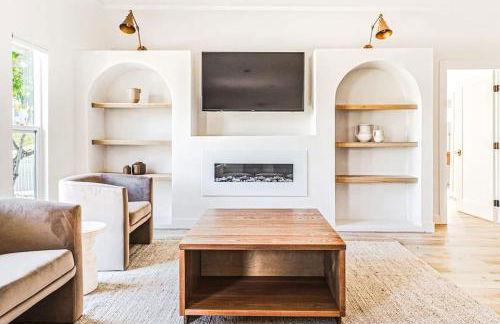 LA Retreat: Stylish 3BR Villa - Photo 1