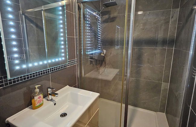 SnoozeDen Westmead – Windsor Castle & Legoland - Foto 36