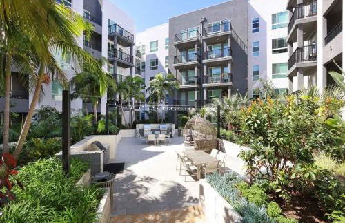 Luxe Deco Haven with Pool, Gym & Parking Close to Disneyland - Foto 13