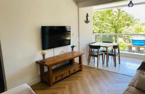 Apto com ar-cond e piscina a 100m mar praia da Enseada - Foto 43