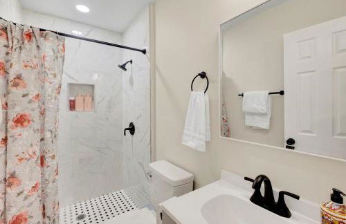 Chic home with king bed in Raleigh - Foto 18