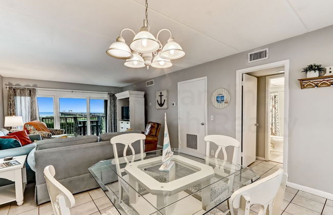 Spacious Oceanfront Condo, Easy Access to Private Fishing Pier by RedAwning - Foto 16