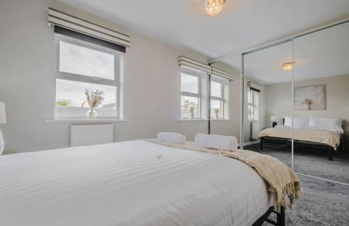 Charming House with Free Parking - Photo 11