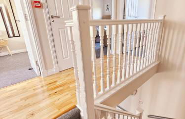 Modern 5 Bedroom Townhouse with Free Parking - Foto 61