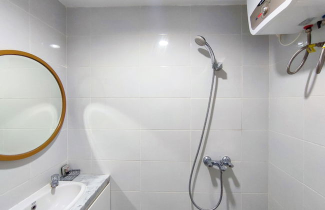 Fancy And Nice 1Br With Extra Room At Amartha View Apartment - Photo 13