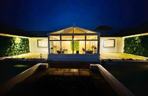 Alton Villa, Sleeps 12, Great for Families, Undercover Hotub & Games Room - Foto 13