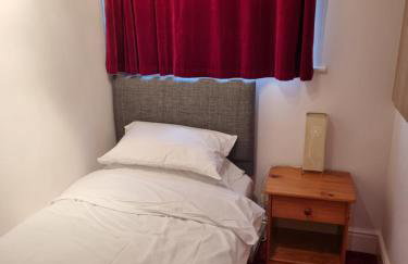 Central to town, 4 bedrooms, sleeps 8, parking for 4 plus cars - Foto 18