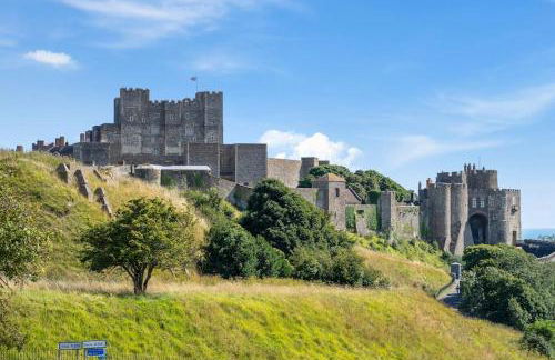 Minutes from the port of Dover, free WiFi, free offroad private parking and rated a guest favourite on Air b nb! - Foto 17