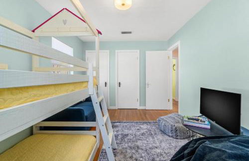 Visit Nonna's Beach Cottage & Enjoy the Sunshine with a Short Walk to the Beach! - Foto 17