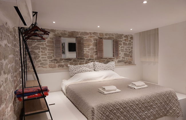 Homey 1-BR Apt - Photo 8