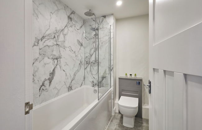 Host Stay Castle View Cottage - Photo 14