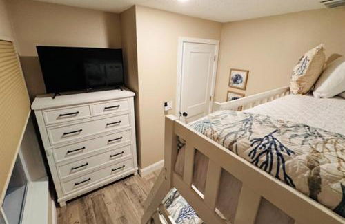 Gorgeous vacation home on the water with heated pool and sand! - Foto 23