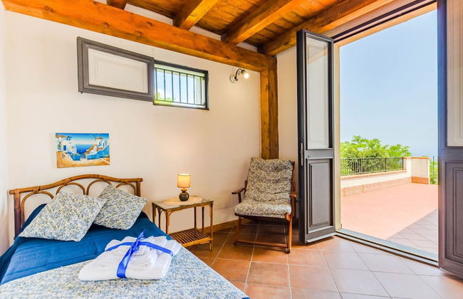 Charming Villa With Pool and Panoramic Surroundings - Photo 8