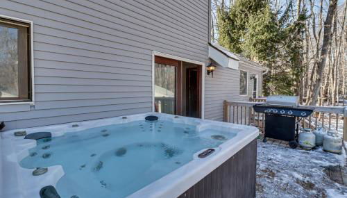 Lake Access and Private Hot Tub at Poconos Home! - Foto 3