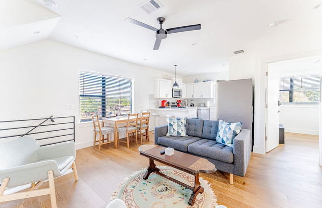 East Downtown 3BR Condo w Fast Wifi and Sleeps 8 - Foto 1