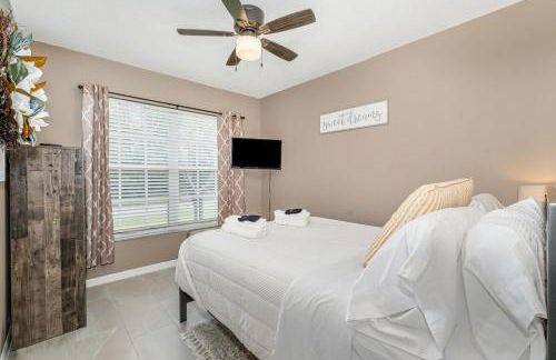 Elegant 4BR Pool Sanctuary - Ideal for Work or Play! - Foto 16