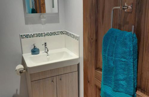 Canal-side 5-Bed Cottage - Sleeps 10 Pet Friendly - Foto 26