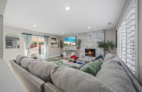 Entire Private Home with 3 Bedrooms 2 Bathrooms, Gated Yard, Garage, Hot Tub, 4-Beds, Golf, Mira Mesa, Available Now - Photo 7