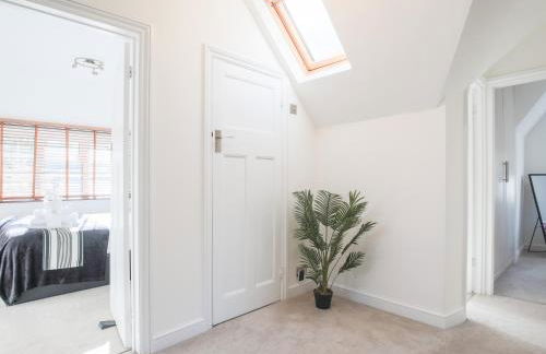 Idyllic Home in Picturesque Village of Wraysbury - Pass the Keys - Foto 33