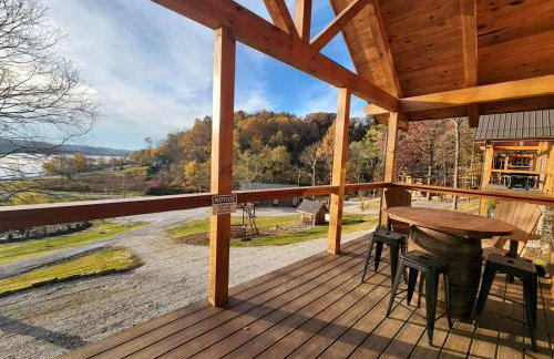 Luminous Cabin near Tappan Lake with Hot-Tub, BBQ and Deck in Ohio - Foto 16