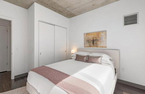 Linea Luxury Living with Indoor Pool and Rooftop Views in The Loop - Photo 55