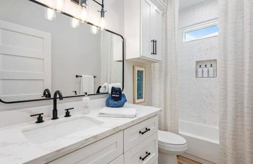 Steps to Beach, Luxury 4BR & 4BA, Views, Games, Dog-Friendly - Foto 42