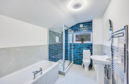 4 Bedroom 4 Bathroom House - Sleeps 7 - Prime Location, Free Parking, Self-Check-In, Workspace, Fast Wifi and Smart TV with Virgin TV and Netflix by Yoko Property - Photo 5