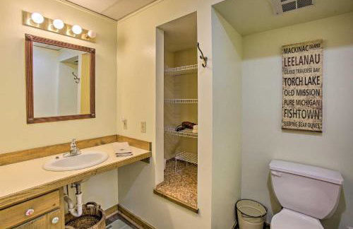 21 Mi to Slopes! Torch Lake Home with Private Beach - Foto 22