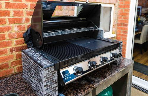 Beachside period family home. 5 BR spacious, comfortable. - Photo 18