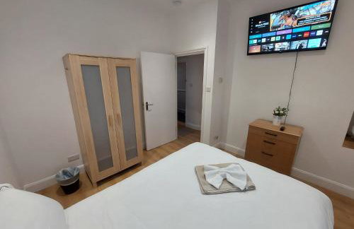 Cosy North Kensington Family apartment for 4 persons - Children stay free Netflix in all bedrooms Close to underground and overground stations - very convenient for Wembley Stadium - Foto 3