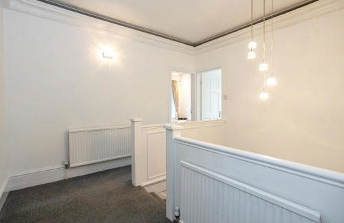 Pillo Rooms - Spacious 4 Bedroom Detached House close to Heaton Park - Foto 61