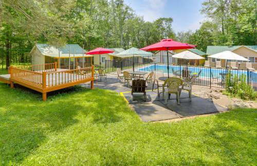 6 Mi to Bethel Woods Cabin with Pool Access - Foto 18