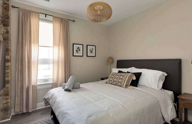 Casa Leslieville - 2BR Suite w LRG Patio - Photo 3