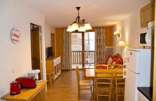 Appartement 6 places aux pieds des pistes avec piscine, wifi et parking privé, salle de bain refaite à neuf - Foto 11