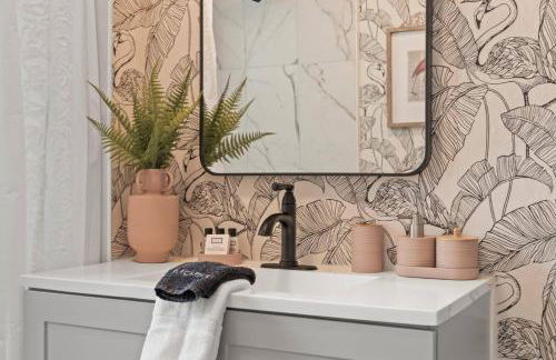 Urban Flamingo Retreat Modern Meets Tropical in this Beautiful, Updated Pet Friendly 3BD Pool Home with Outdoor Living Space - Foto 33