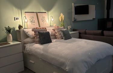 Little Woodlands Chalet with Private Garden & Hot Tub - Foto 75